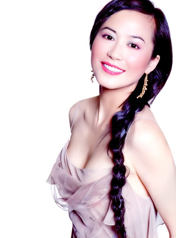 俞飞鸿婚纱写真曝光 逆光唯美一笑倾城